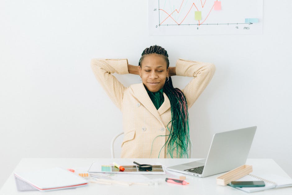 Usměvavý člověk s notebookem plánuje své finance v kavárně.